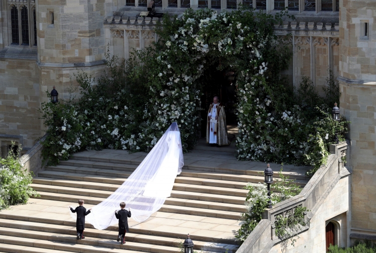 meghan markle wedding dress back entering royal wedding church may 2018